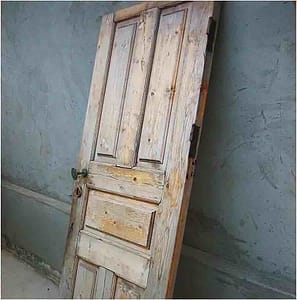 деревянная дверь на свалку