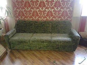 старый диван в квартире