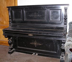старое пианино в квартире