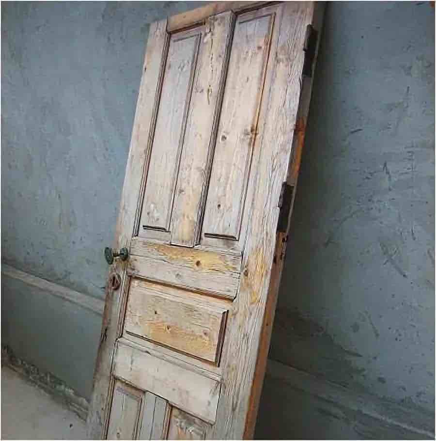 Ремонт старых дверей. Старая дверь. Старая деревянная дверь. Советские деревянные двери. Старые межкомнатные двери.